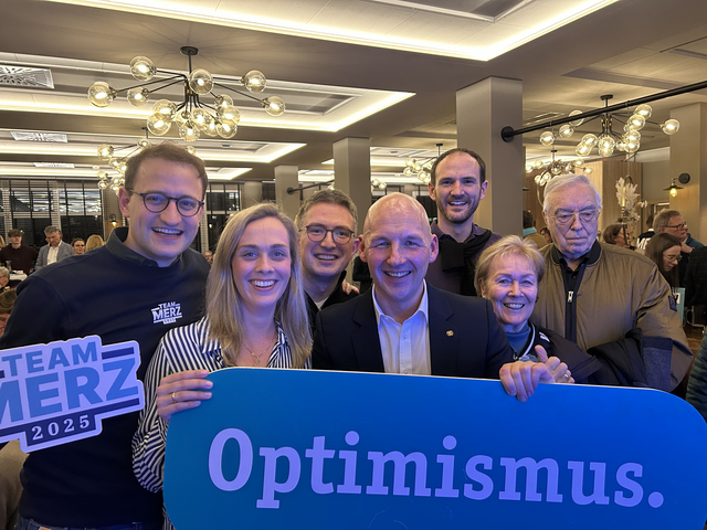 Johannes Kohle, stellvertretender Vorsitzender der CDU Ehningen und Rafael Piofczyk, Vorsitzender der CDU Ehningen, gratulieren gemeinsam Marc Biadacz MdB zum Sieg.